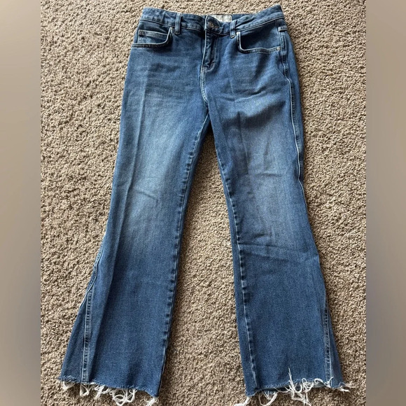 Free People Cropped Raw Hem Flare Leg Medium Wash Jeans Size 28 / 6 - Picture 1 of 4